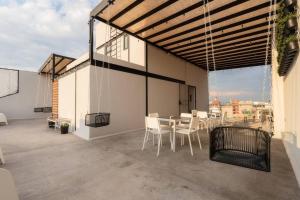 een patio met een tafel en stoelen in een gebouw bij P302 Zocalo 3bdrm 2bath Rooftop AC in Mexico-Stad