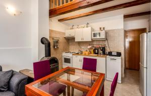 Kuchnia lub aneks kuchenny w obiekcie 1 Bedroom Awesome Apartment In Banjol