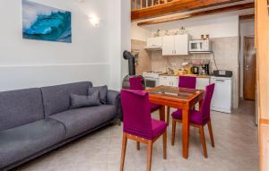 Kuchnia lub aneks kuchenny w obiekcie 1 Bedroom Awesome Apartment In Banjol