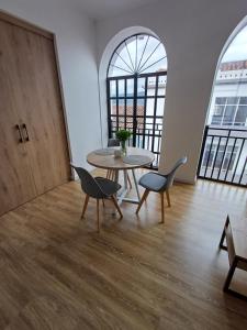 Zimmer mit Tisch und Stühlen in einem Gebäude in der Unterkunft Suite en el centro de la ciudad de Cuenca in Cuenca