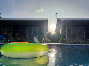Bazén v ubytování Palm Tree Villas nebo v jeho okolí