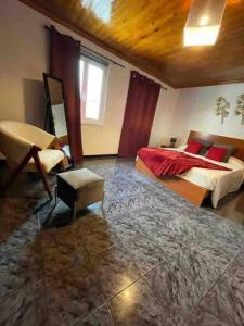 1 dormitorio con 2 camas, mesa y escritorio en Alvarenga House, en Maia