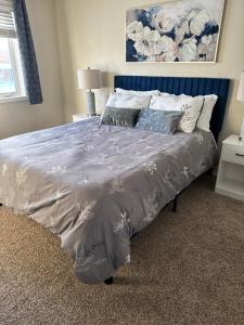 une chambre avec un grand lit et une tête de lit bleue dans l'établissement Northern Knights, à Fairbanks