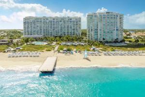 uma vista aérea de um resort e de uma praia em The Ritz-Carlton, Turks & Caicos em Providenciales