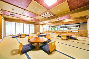 klasa ze stołami i krzesłami w pokoju w obiekcie COGO TENNOJI w Osace