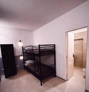 Двухъярусная кровать или двухъярусные кровати в номере Melting Pot Rome