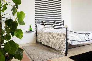 ein Schlafzimmer mit einem Bett mit schwarz-weißen Kissen in der Unterkunft Taggarb in Neapel