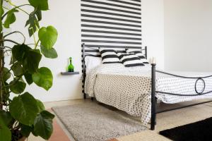 ナポリにあるタッガルブのベッドルーム1室(ベッド1台、白黒の枕付)