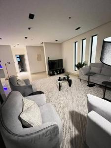 - un salon avec deux canapés et une télévision dans l'établissement Luxury furnished apartment شقة فاخرة الخبر-الحمراء, à Khobar