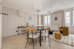 パリにあるPoetic Stay - Saint Lazareのダイニングルーム(テーブル、椅子付)