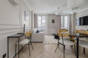 パリにあるPoetic Stay - Saint Lazareのリビングルーム(テーブル、椅子付)