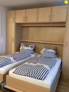 ボルクムにあるFerienhaus Seeblick Ferienwohnung 53の部屋に並んで置かれた2つのベッド