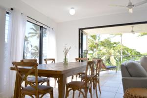 Beachfront 3-Bed with Pool & Stunning Ocean Views的休息区