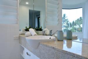 Beachfront 3-Bed with Pool & Stunning Ocean Views的一间浴室