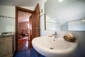 Koupelna v ubytování Alquaranta + 16 fotografií