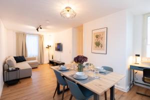 CARICASA: Bielefeld Mitte في بيليفيلد: غرفة طعام وغرفة معيشة مع طاولة وكراسي