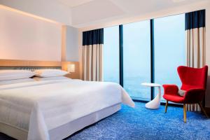 Una cama o camas en una habitación de Four Points by Sheraton Surabaya, Tunjungan Plaza