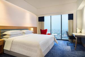 Una cama o camas en una habitación de Four Points by Sheraton Surabaya, Tunjungan Plaza