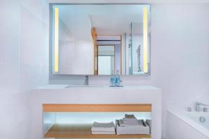 Un baño de Four Points by Sheraton Surabaya, Tunjungan Plaza