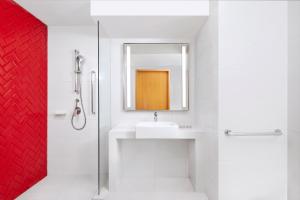 Un baño de Four Points by Sheraton Surabaya, Tunjungan Plaza