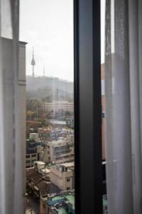 uma vista da cidade a partir de uma janela em Wecostay Namsan em Seul