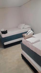 Cette chambre comprend 3 lits. dans l'établissement Room in Guest room - Hb6 Family Room with private bathroom facing the sea, à Carthagène des Indes
