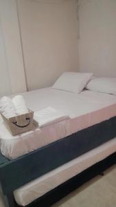 Un ou plusieurs lits dans un hébergement de l'établissement Room in Guest room - Hb6 Family Room with private bathroom facing the sea