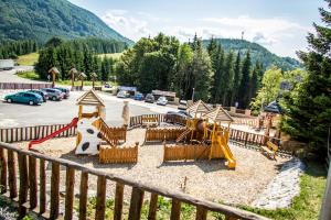 een speeltuin in een park met een hek bij Salaš Kľak in Fačkov