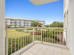 een balkon met uitzicht op een gebouw bij Salt Beach Resort Private Apartments - Holiday Management in Kingscliff