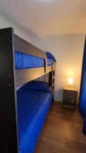 מיטה או מיטות קומותיים בחדר ב-Refugio Pucalan Lodge