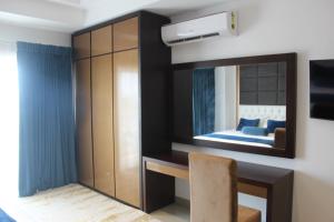 Schlafzimmer mit einem Bett und einem Spiegel in der Unterkunft Luxury Ocean Condos by Travel Bee in Negombo