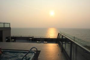 einen Blick auf das Meer vom Deck eines Kreuzfahrtschiffs in der Unterkunft Luxury Ocean Condos by Travel Bee in Negombo