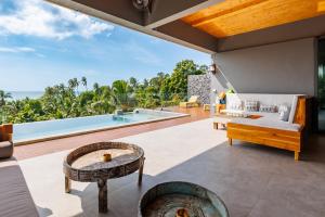 ein Wohnzimmer im Freien mit Meerblick in der Unterkunft 5br Luxury Villa prime location Koh Phangan in Ko Phangan