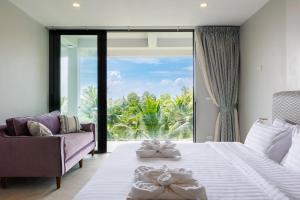 ein Schlafzimmer mit einem Bett und einem großen Fenster in der Unterkunft 5br Luxury Villa prime location Koh Phangan in Ko Phangan + 64 Fotos