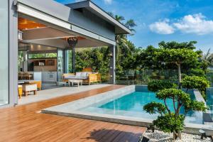 eine Außenterrasse mit einem Pool und einem Haus in der Unterkunft 5br Luxury Villa prime location Koh Phangan in Ko Phangan