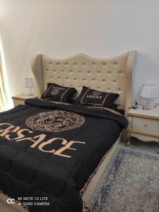 ein Bild eines Bettes in einem Schlafzimmer in der Unterkunft El massa Quit apartment in Schardscha