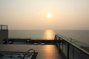 ネゴンボにあるOcean Breeze Sea View Apartmentsのクルーズ船のデッキから海の景色を望めます。