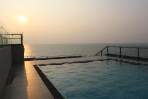 una piscina en un crucero con el océano en Ocean Breeze Sea View Apartments, en Negombo