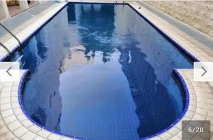 uma piscina com água azul numa casa em El massa Quit apartment em Sharjah