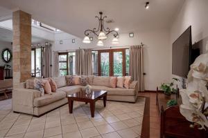 un soggiorno con divano e tavolo di Pasteur Beautiful Luxury Home a Bandung