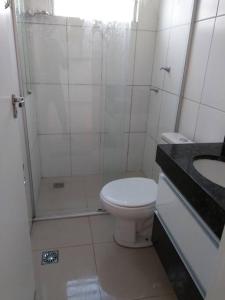y baño con ducha, aseo y lavamanos. en Apartamento 2Q, 5 pessoas excelente localização en Bauru