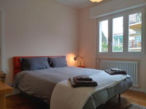 a bedroom with a bed with two towels on it at Pianoforte in Gravedona