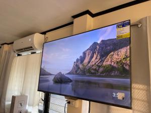 duży telewizor z płaskim ekranem wiszący na ścianie w obiekcie Maria Kulafu Studio Deluxe w Masbate
