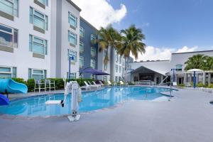 una piscina en un hotel con complejo en Four Points by Sheraton Caguas Real en Caguas