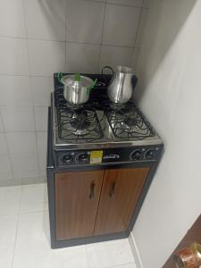 una estufa con dos ollas encima en Casa Corferias, en Bogotá