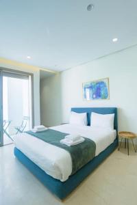 a bedroom with a large bed in a room at Résidence Ronomo - Racine in Casablanca +10 photos