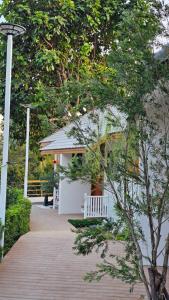 Ban Thap Sai的住宿－Soidao Good View Resort，一条白色的房屋,在人行道上设有白色的长凳