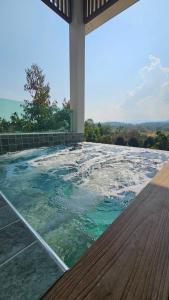 uma grande piscina com água numa casa em Soidao Good View Resort em Ban Thap Sai
