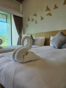 a towel swan sitting on top of a bed at Soidao Good View Resort in Ban Thap Sai