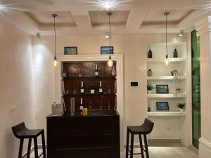 a bar in a room with two chairs and a counter at Résidence Maronne in Porto-Novo